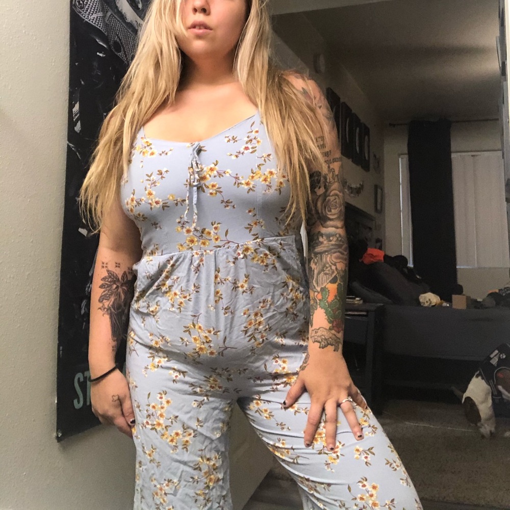 SUPER CUTE Floral Jumpsuit 💙🌼